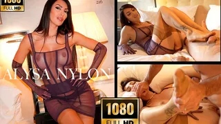 ALYSA EN COMBINAISON ET GANTS EN NYLON S AMUSE AVEC STEP-SON AMANT A DES JEUX SEXUEL ET PERVERS