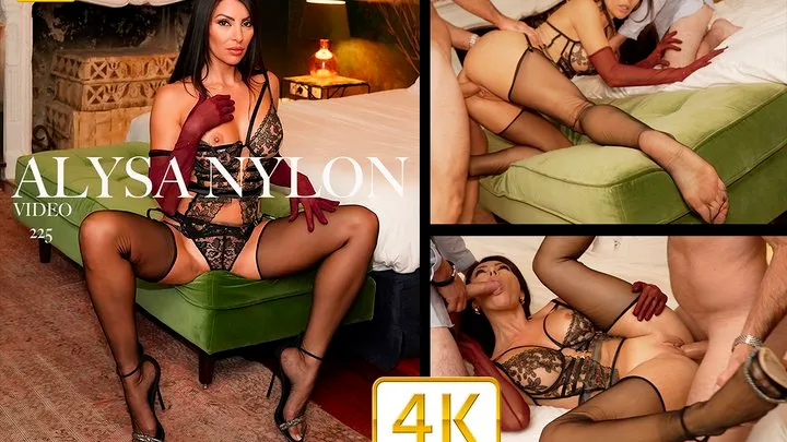 ALYSA EN BAS NYLON AVEC DEUX HOMMES SE FAIT CARESSER LES PIEDS ET LES JAMBES AVANT DE SE FAIRE BAISER