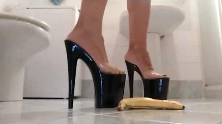 CRUSH DI UNA BANANA CON TACCHI ALTI E PIEDI NUDI - CRUSH OF A BANANA WITH HIGH HEELS AND BARE FEET