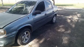 Pumping Chevrolet corsa pedals with flip-flops and bare feet (3)