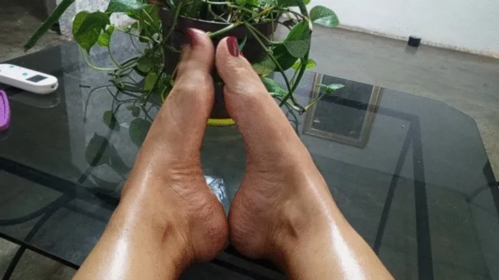 Pronounced arches on oily feet (3)