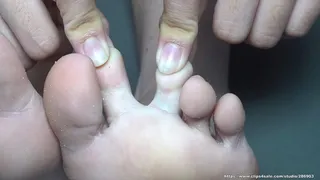 The toes are itchy, Yingying inserts her fingers into the gaps between the toes and thrusts back and forth