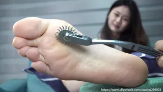 Please enjoy Xiaoyu's beautiful feet up close while tickle her soles with gears