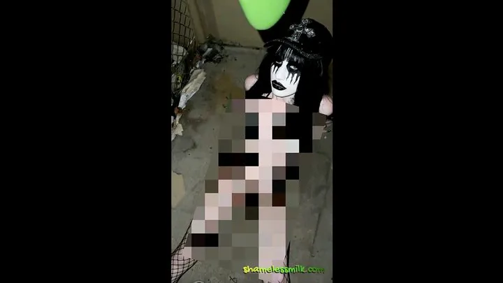 GOTH GIRL GETS GREEN GUNGE