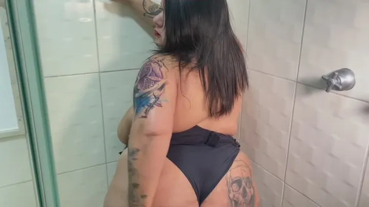 Bbw pissing and sucking a dick