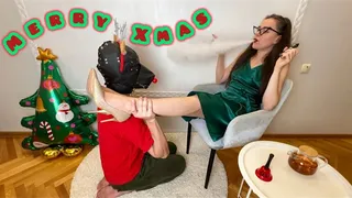 CELEBRATING CHRISTMAS WITH A CUCKOLD, SMOKING IN THE FACE AND FOOT WORSHIP ENG SUB