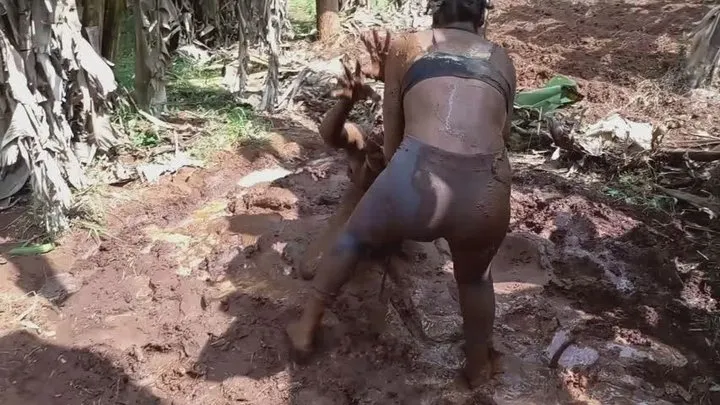 MUD SUBMISSION-WRESTLING-MIRRIAM-VS-REEN