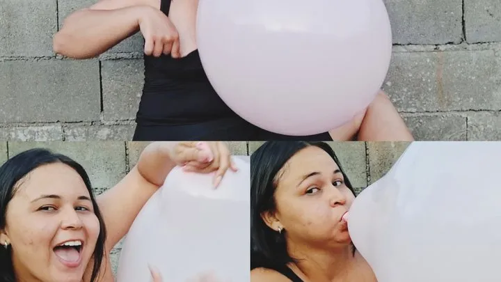 Naomi infla un globos de 18 pulgadas hasta explotar