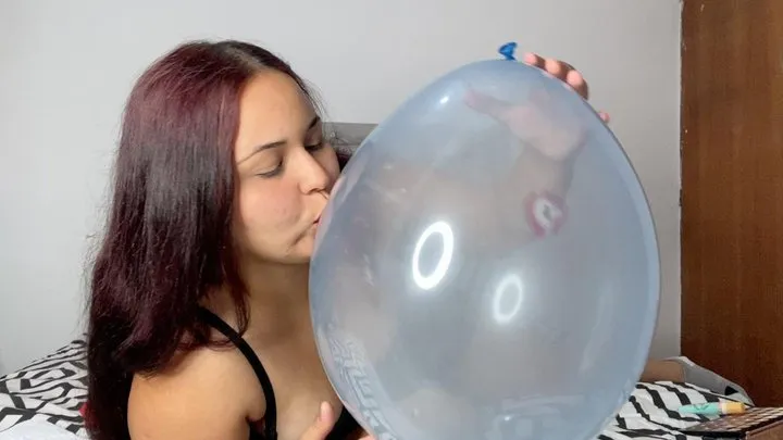 naomi fills her balloons with red kisses, non pop