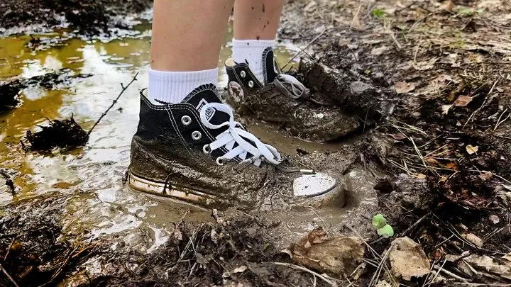 MUDDY CONVERSE ALL STAR, Converse in Mud, Wet and Muddy Converse, Ruined Converse, Muddy Converse