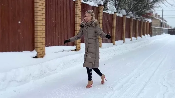 High heels flip flops in snow, high heels in snow, slippery high heels, girl walking on high heels in snow