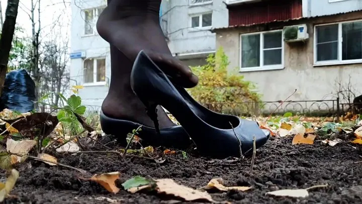 High Heels is sinking in ground, high heels stuck in ground, high heels sinking, dirty pumps, casadei sinking