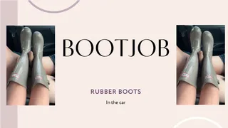 Bootjobs in rubbber boots in the car