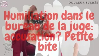 Bienvenue dans le bureau de la juge - accusation petite bite