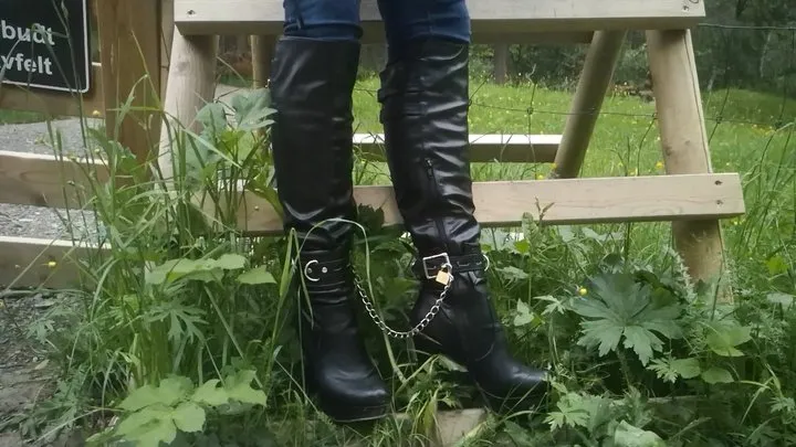 Leathana takes boots and cuffs on an adventure, with a chain