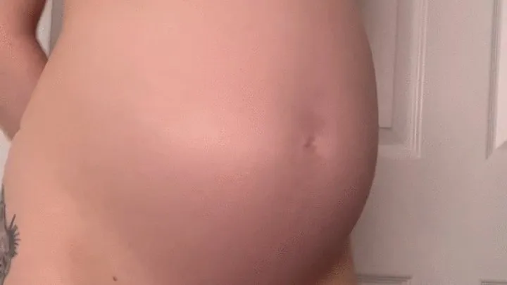 Oiling up my pregnant belly and tits 8 months pregnant